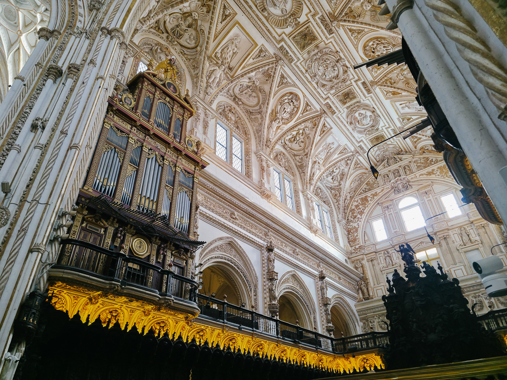 Ruang dalaman Masjid Agung Cordoba dengan elemen katedral, hiasan siling dan organ gereja dalam kawasan warisan bersejarah Cordoba.