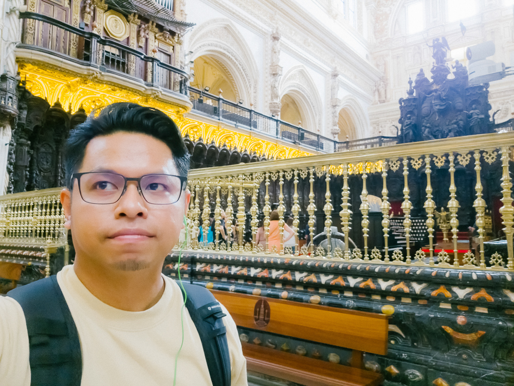 Penulis di ruang dalaman Masjid Agung Cordoba dengan elemen katedral dan warisan seni bina Andalusia di Sepanyol.