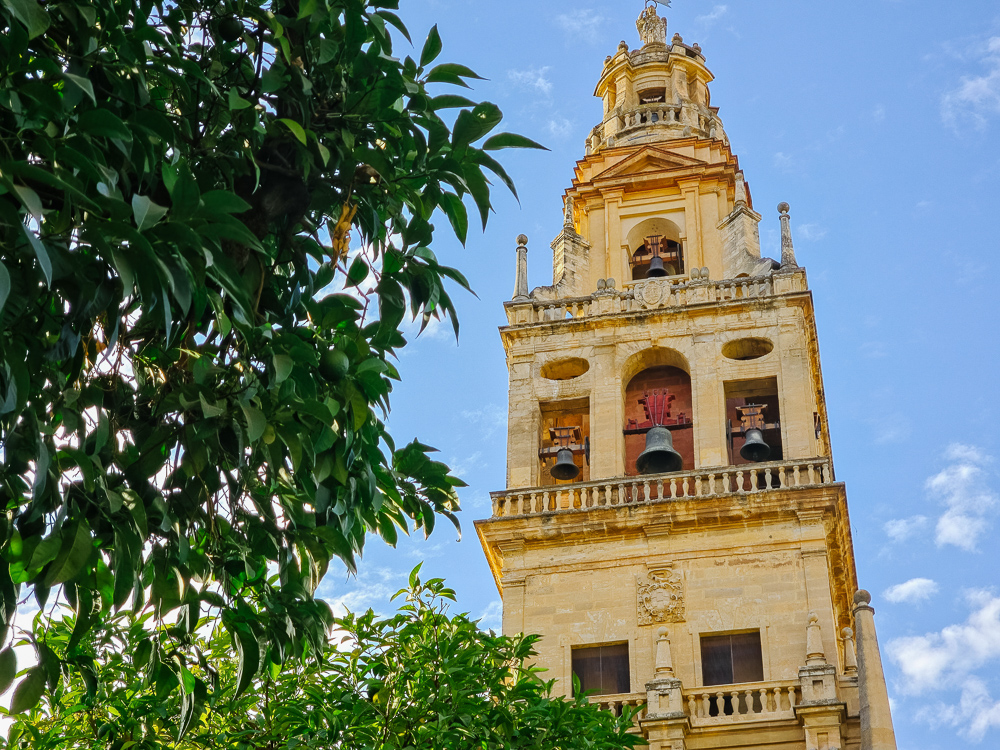 Menara Masjid Agung Cordoba sebagai mercu tanda bersejarah dalam kawasan warisan Andalusia di Sepanyol.