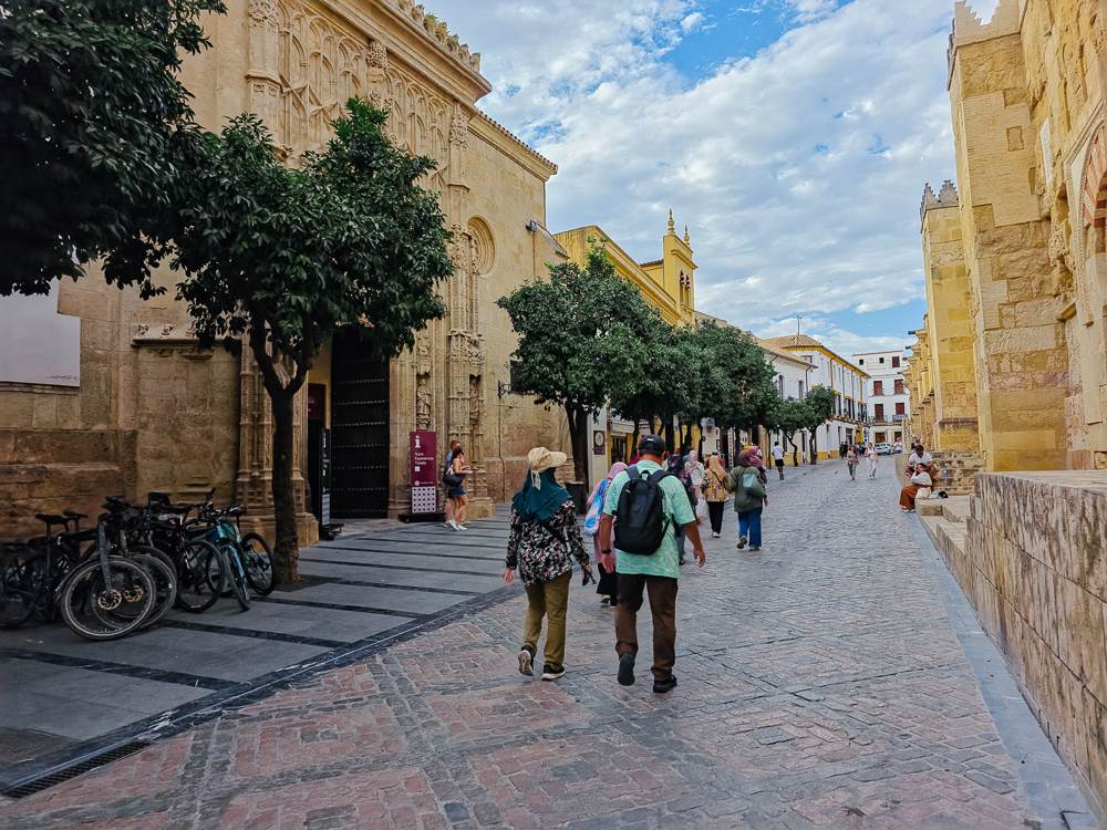 Laluan sekitar Masjid Agung Cordoba berhampiran halaman pokok oren dalam kawasan bersejarah warisan Andalusia
