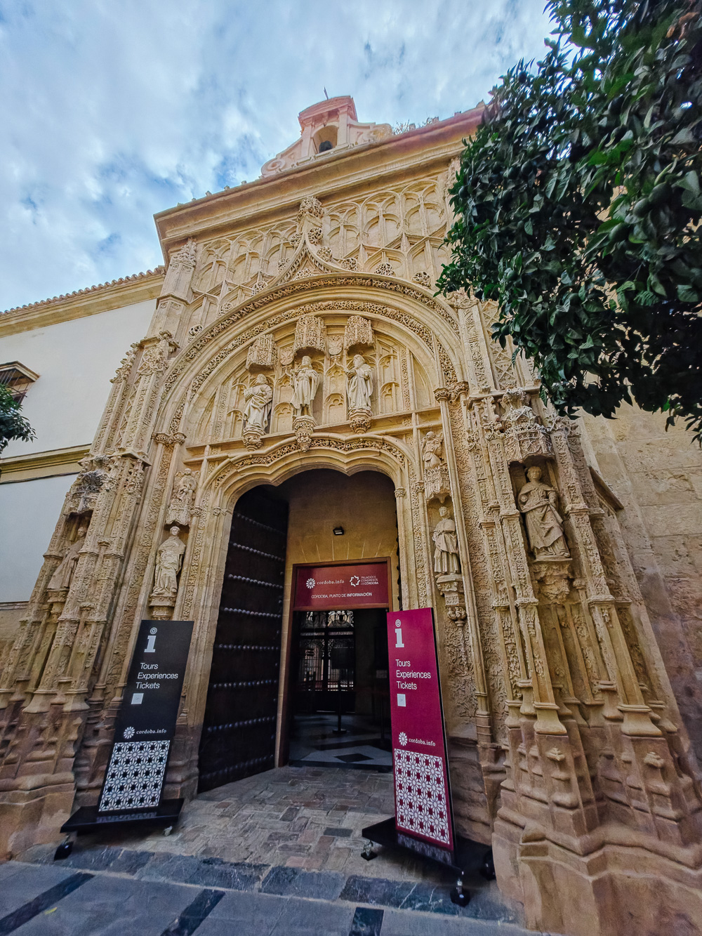 Pintu masuk Masjid Agung Cordoba dengan kaunter tiket untuk lawatan ke kawasan warisan bersejarah Cordoba.