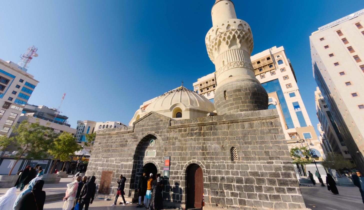 Masjid Abu Bakar al-Siddiq di Madinah dengan menara dan kubah batu hitam