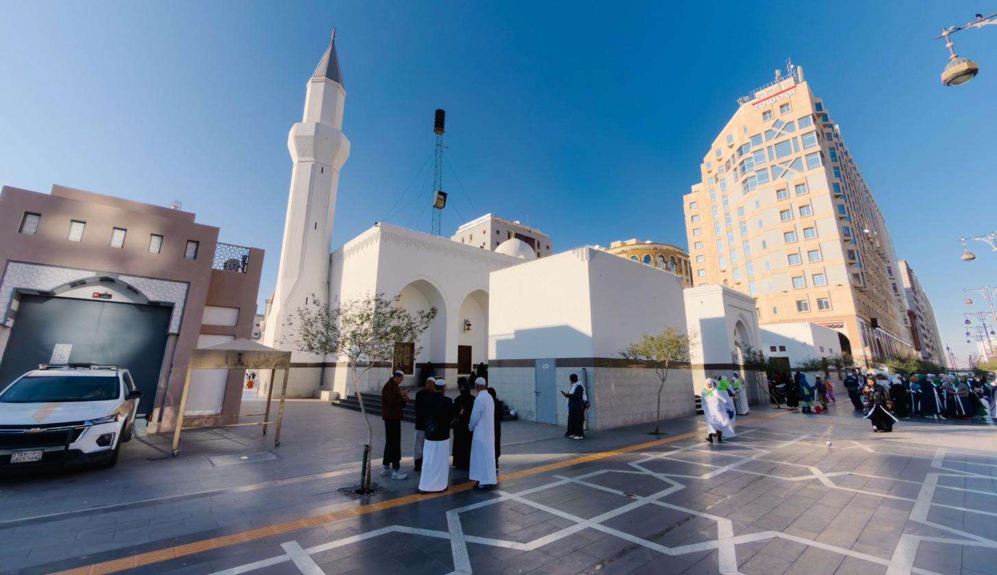 Masjid Ali bin Abi Talib di Madinah dengan menara putih tunggal