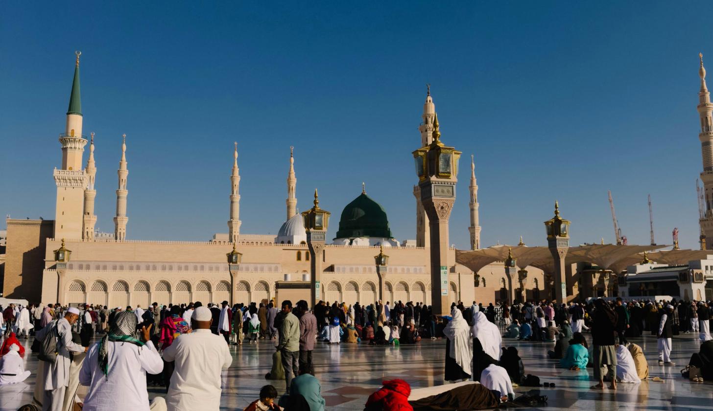 Masjid Nabawi dan Kubah Hijau pada waktu pagi dengan jemaah di dataran masjid