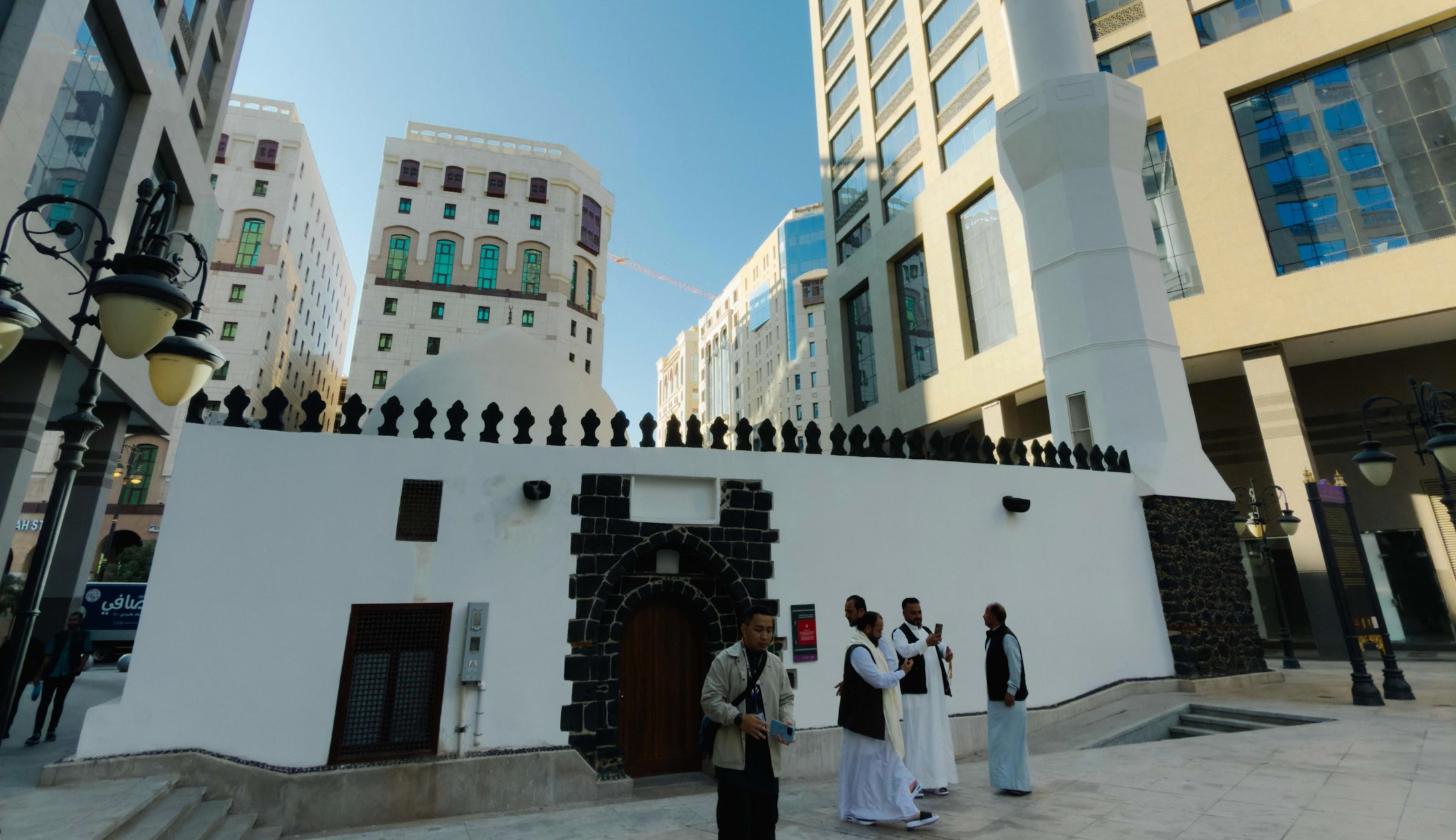 Masjid Umar bin al-Khattab di Madinah dengan dinding putih dan pintu berbingkai batu hitam