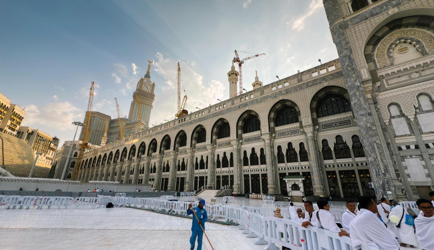 Bangunan Masjidil Haram di Mekah dengan jemaah berihram di dataran mataf