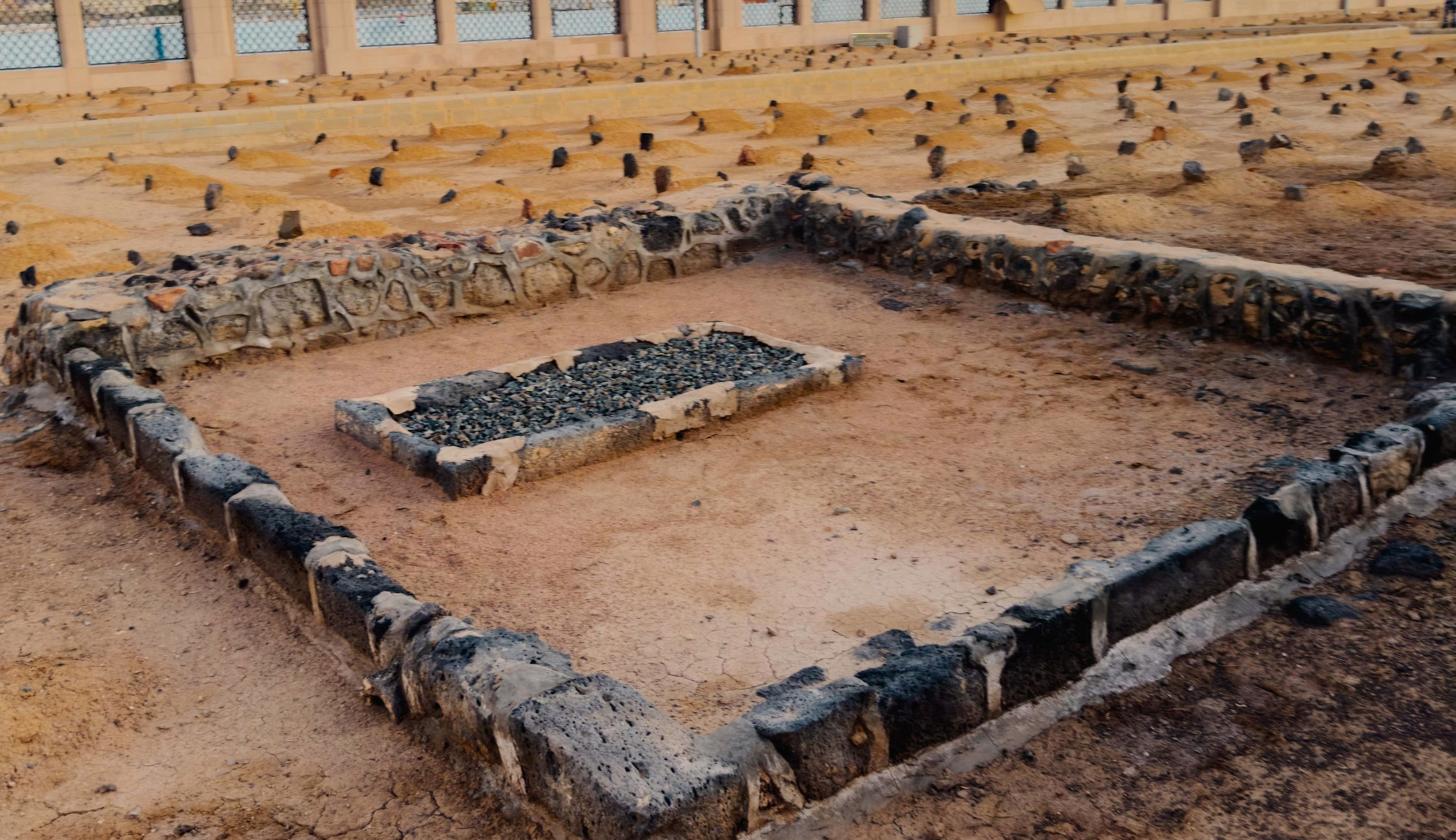 Kubur sederhana berkepung batu di Perkuburan Baqi Madinah pada waktu pagi
