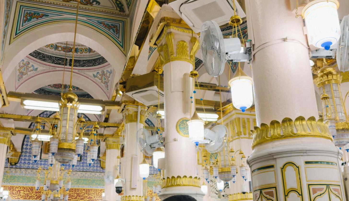 Tiang putih berhias emas di kawasan Raudhah Masjid Nabawi