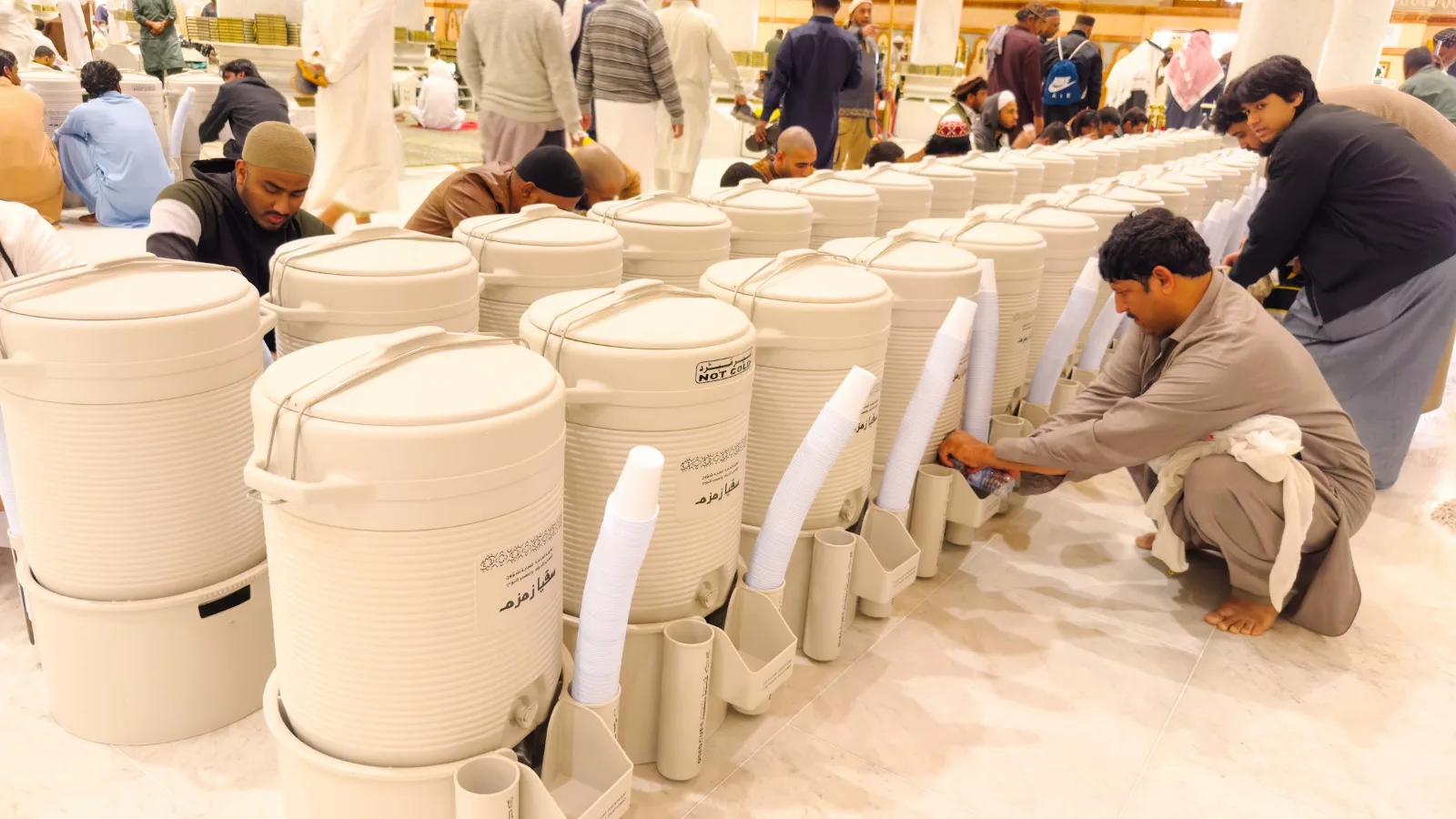 Bekas air Zamzam disediakan untuk jemaah di dalam Masjid Nabawi