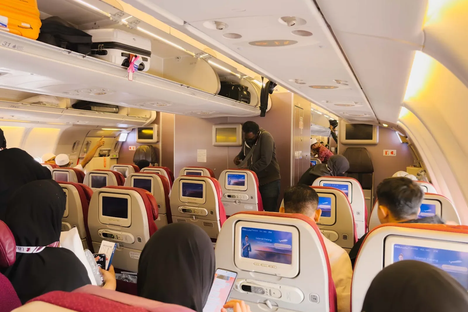 Jemaah umrah di dalam kabin pesawat dalam penerbangan dari KLIA