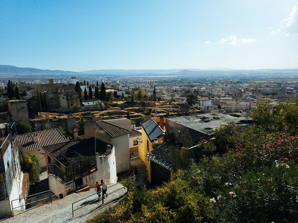 Panorama Albaicín dan kota Granada dari atas bukit