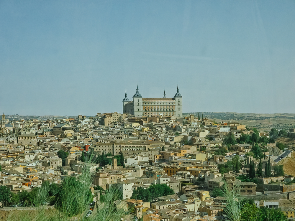 Alcázar Toledo di puncak bandar lama, dilihat dari Mirador del Valle