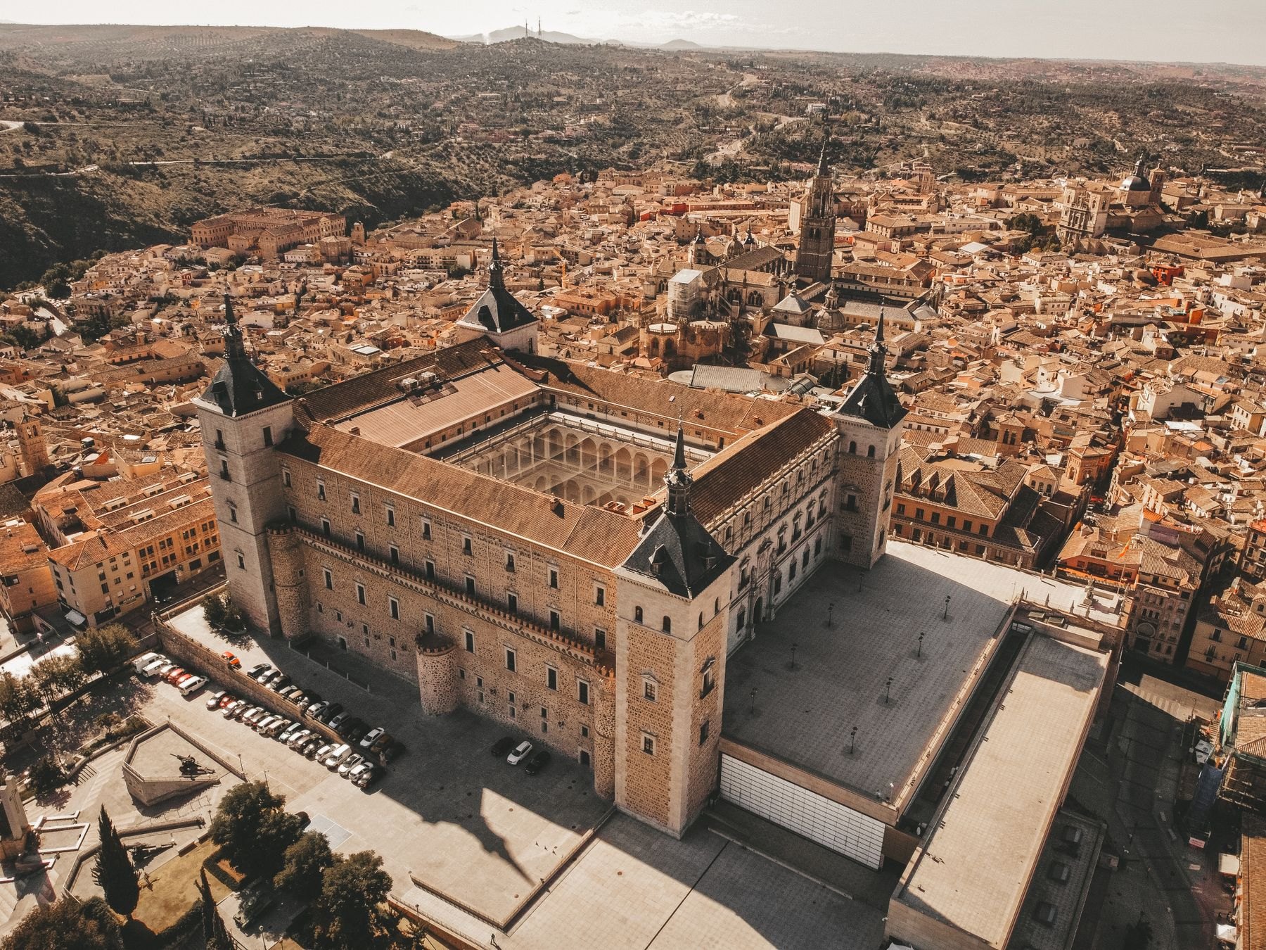 Pandangan udara Alcázar Toledo dengan halaman tengah dan empat menara