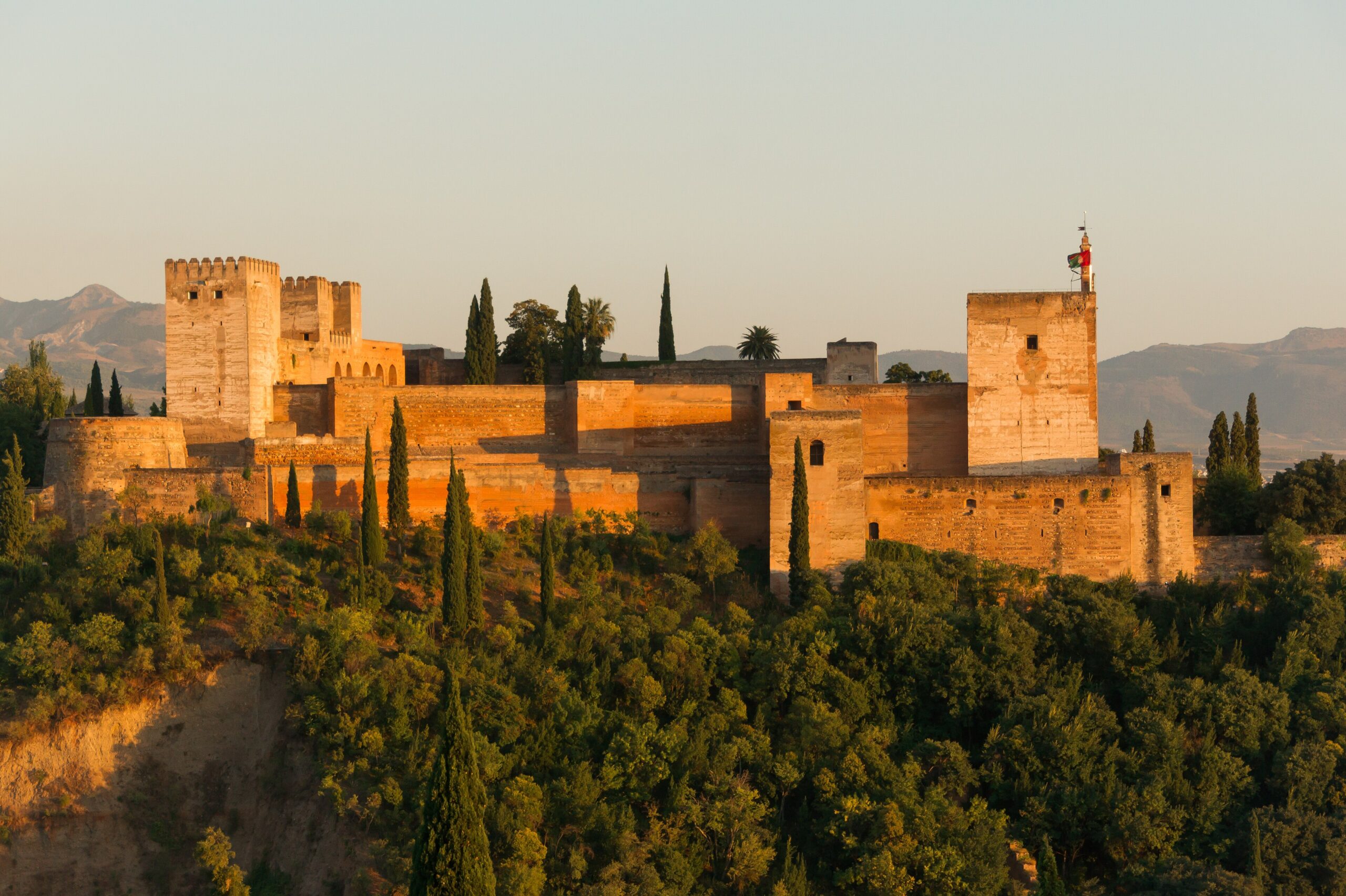 Alhambra disinari cahaya petang dilihat dari arah Albaicín