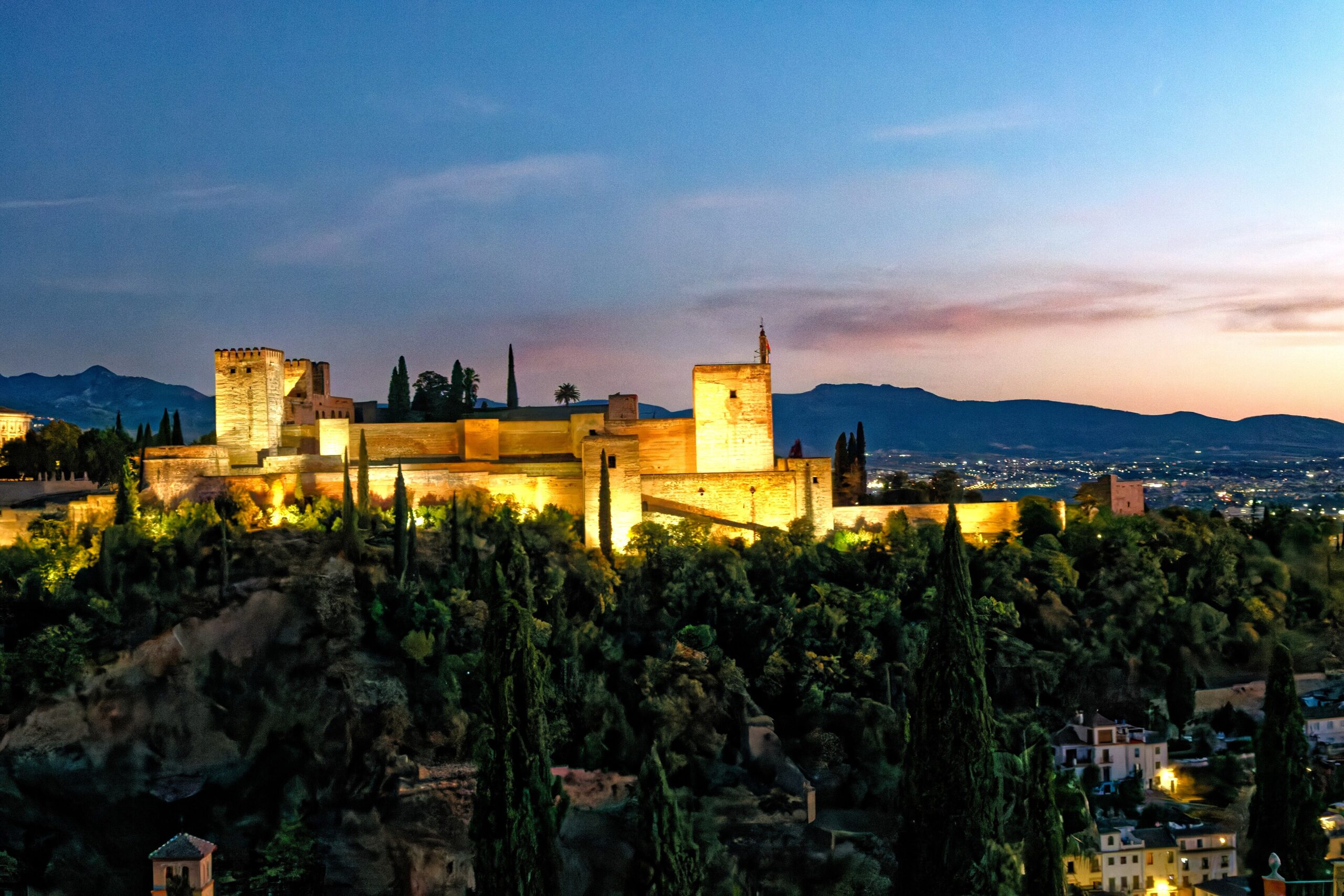 Alhambra bercahaya pada waktu malam dilihat dari Mirador de San Nicolás