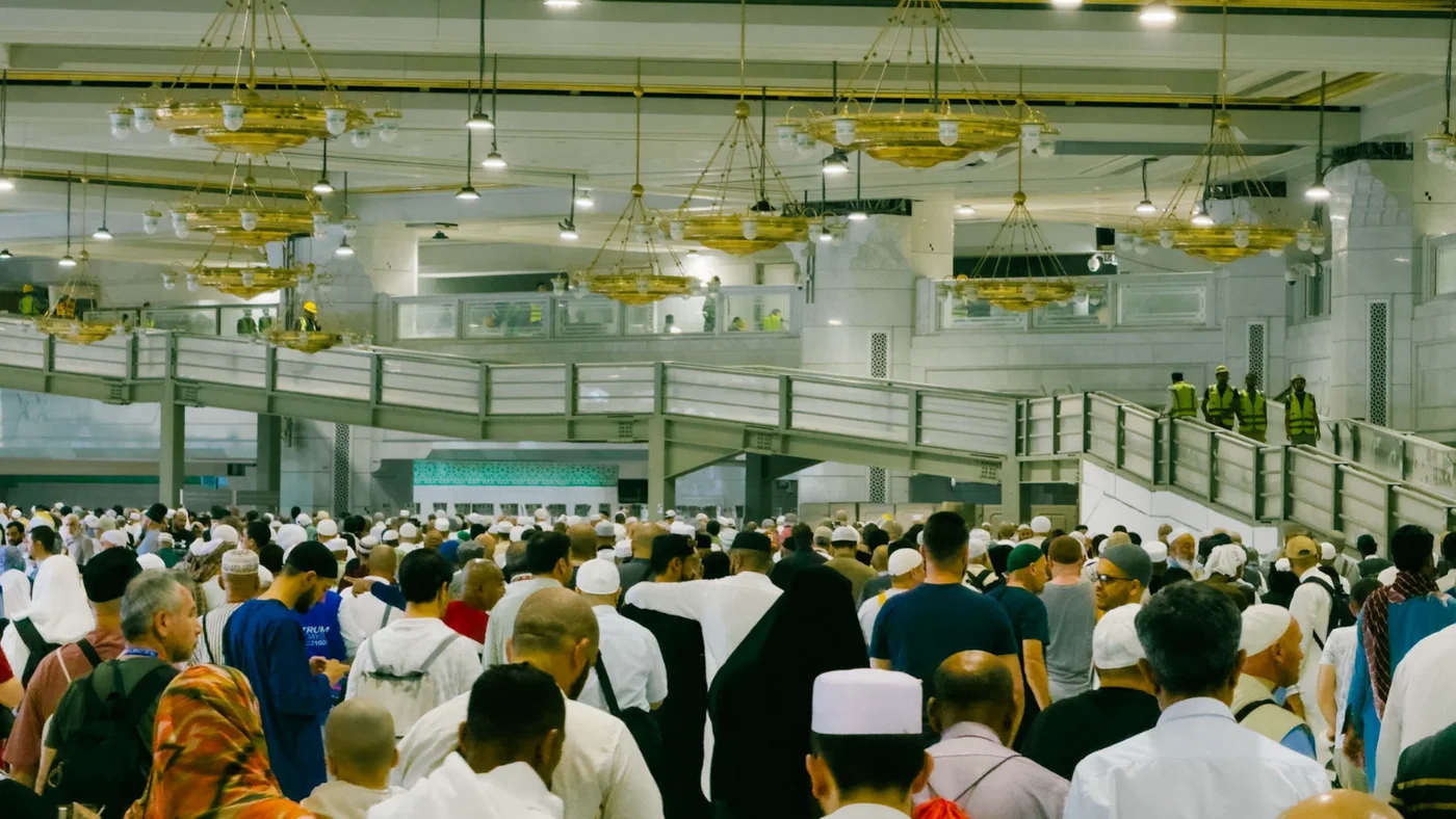 Jemaah bergerak mengikut laluan dalam Masjidil Haram dengan pemantauan petugas