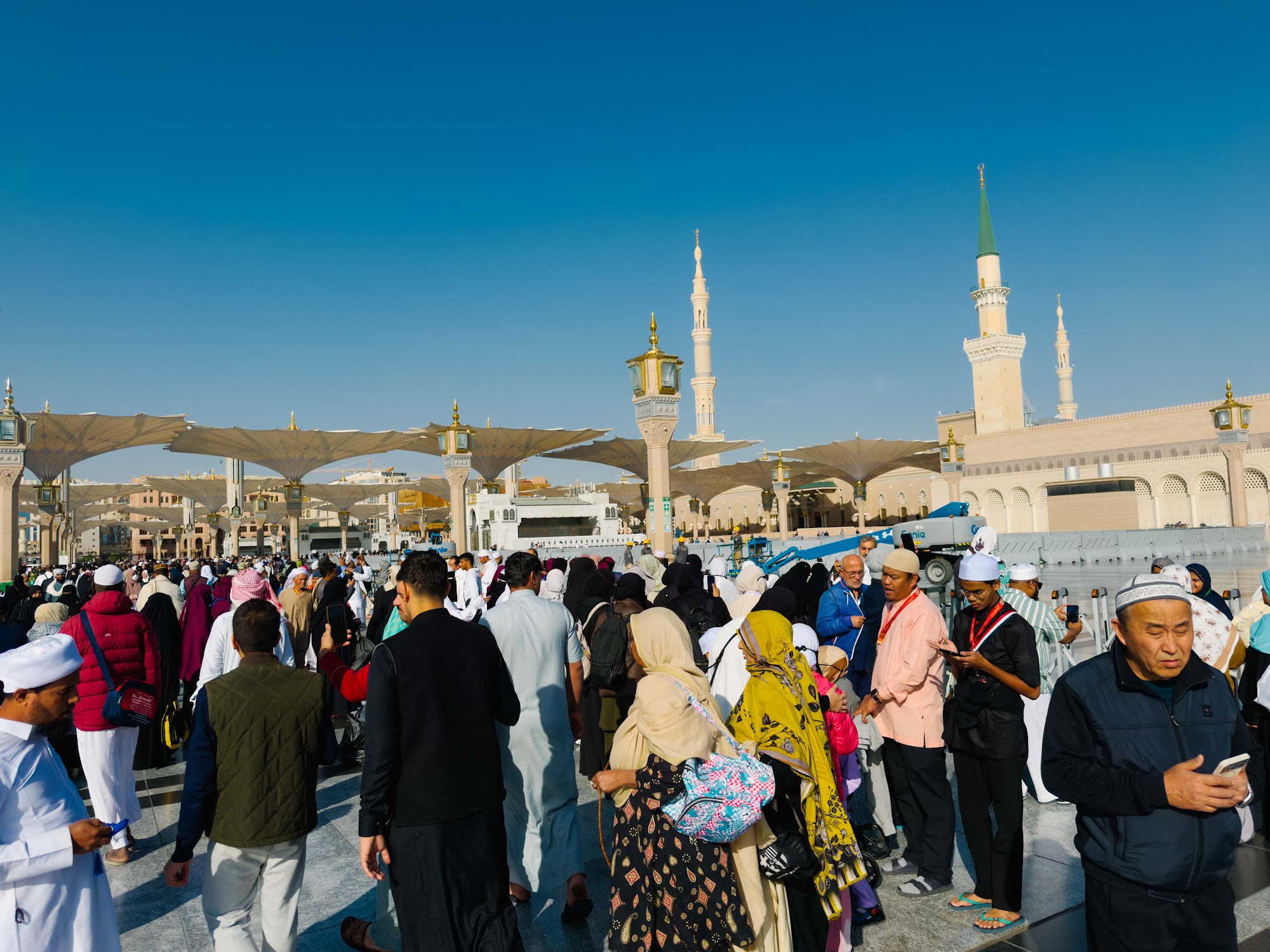 Dataran dan menara Masjid Nabawi pada waktu pagi