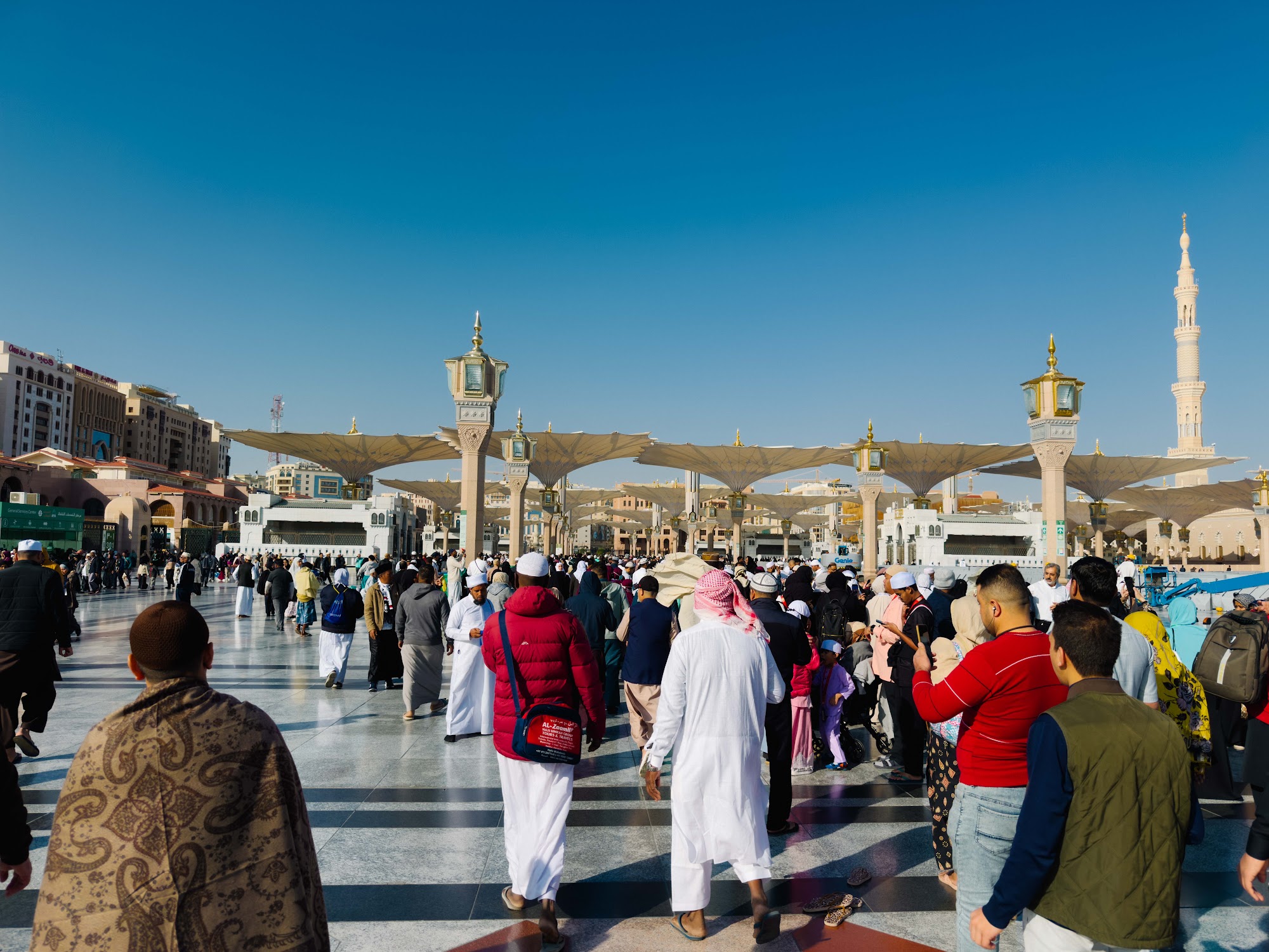 Jemaah dari pelbagai negara di dataran Masjid Nabawi, Madinah