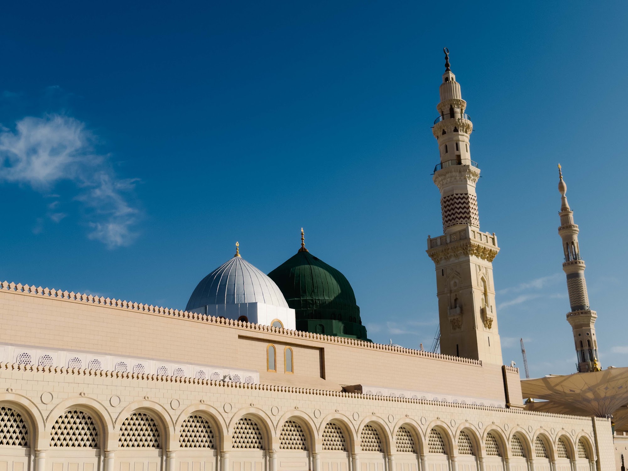 Kubah Hijau dan menara Masjid Nabawi di bawah langit biru