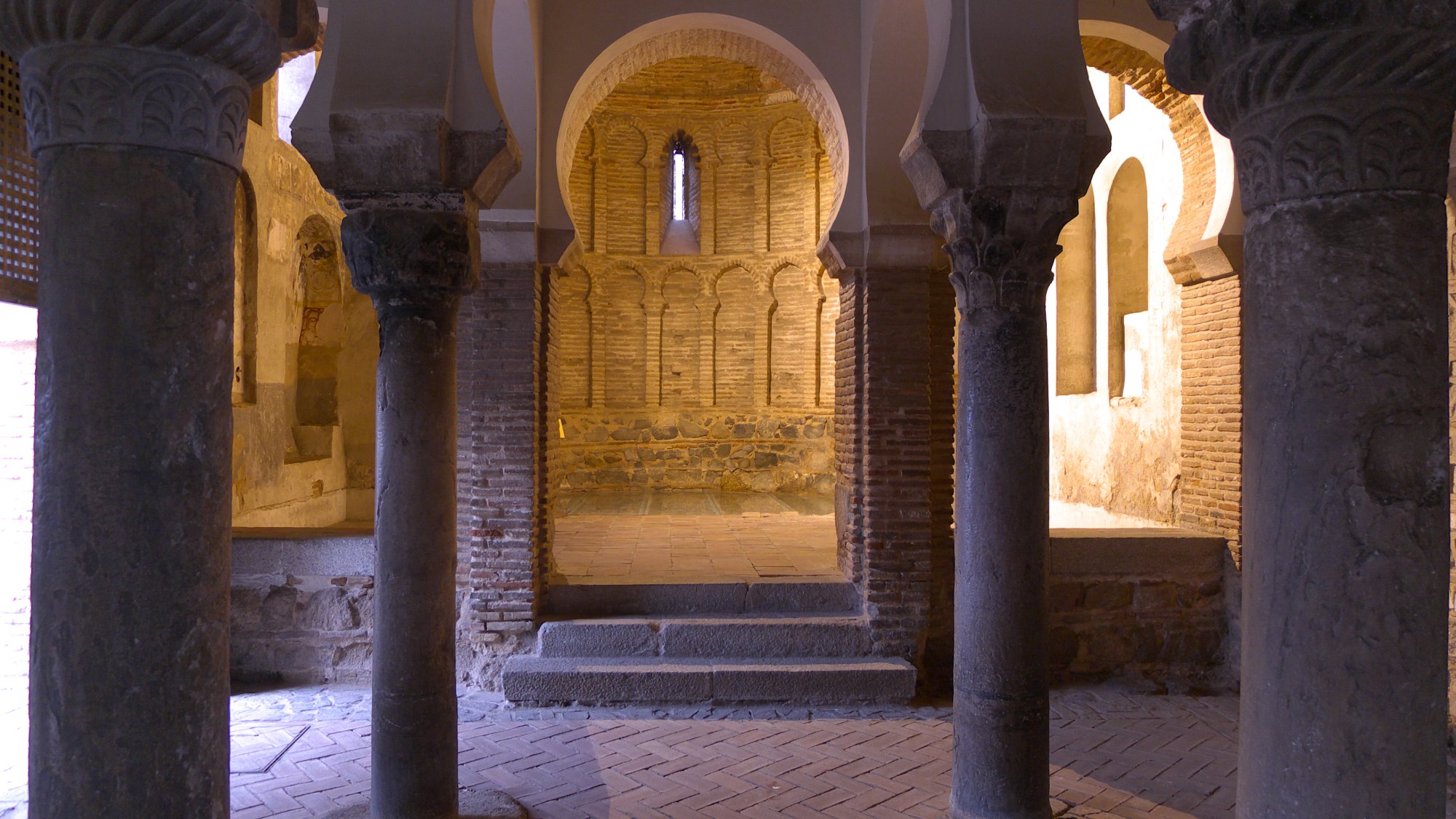 Apse Mudéjar abad ke-12 di bahagian dalam Cristo de la Luz, Toledo