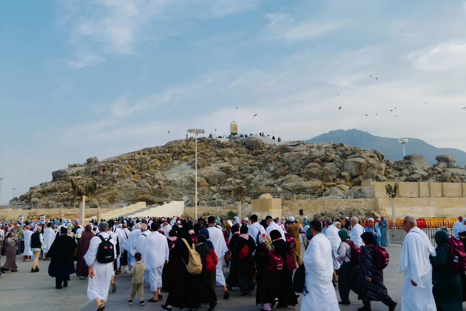 Jemaah umrah di kaki Jabal Rahmah, Padang Arafah