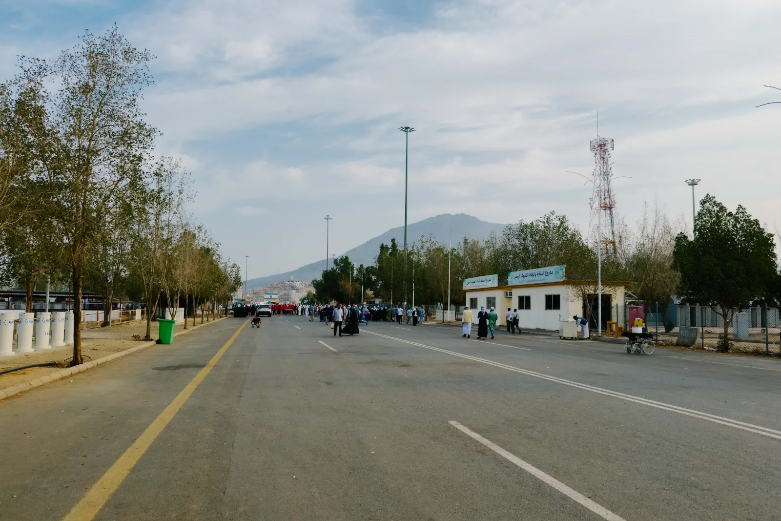 Jalan raya yang lengang di Padang Arafah di luar musim haji