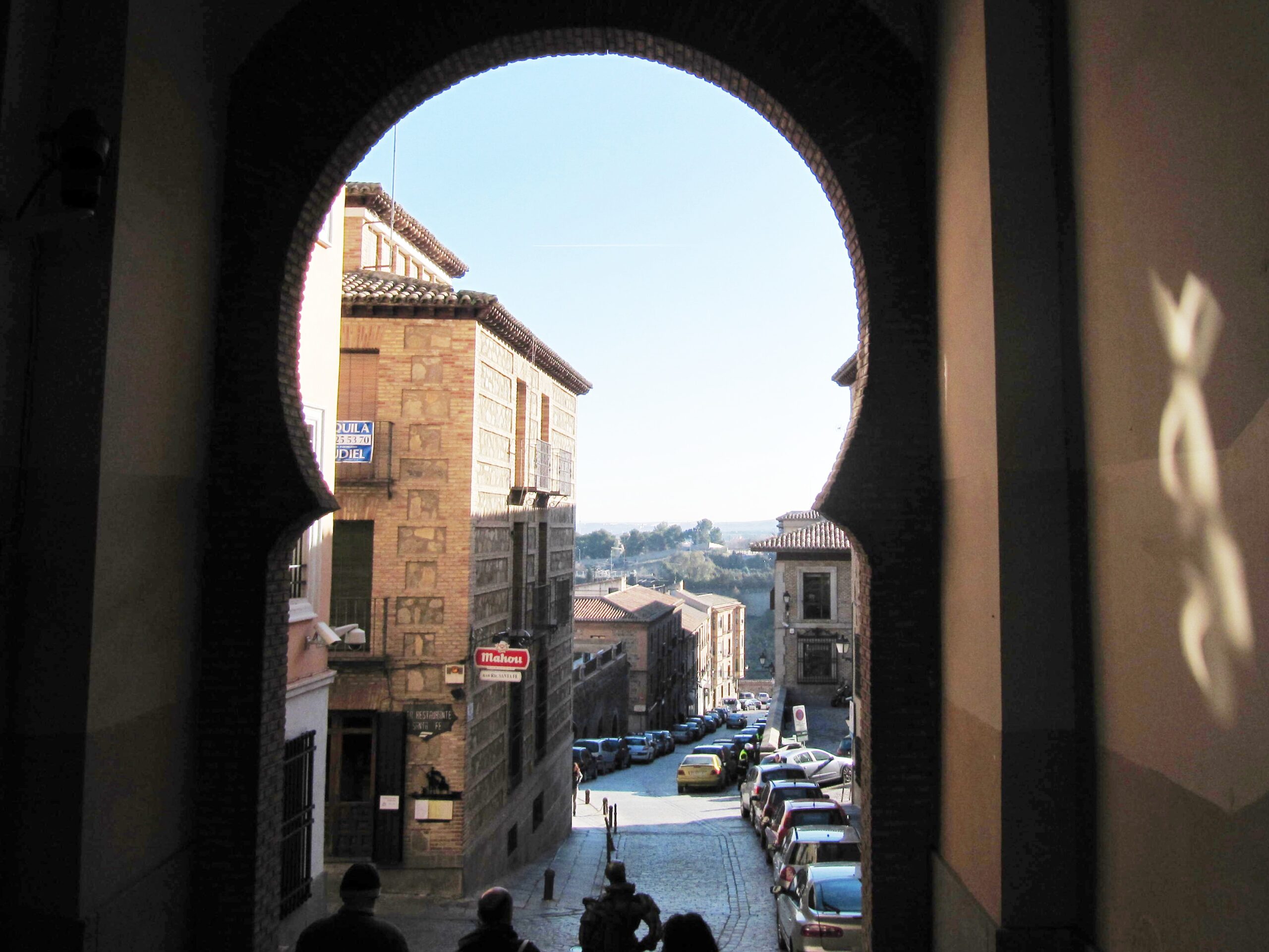 Pandangan melalui Arco de la Sangre ke Calle Miguel de Cervantes, Toledo