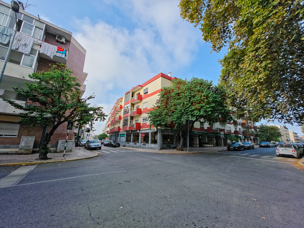 Avenida D. Afonso Henriques di Montijo dengan bangunan pangsapuri dan pokok rendang