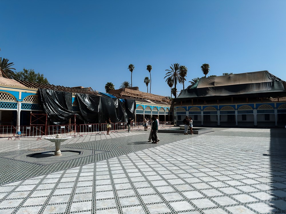 Halaman Besar Bahia Palace Marrakech berlantai marmar dengan galeri di sekelilingnya