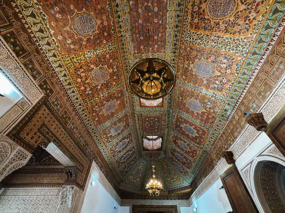 Siling kayu cedar berlukis dengan lampu gantung di dalam Bahia Palace Marrakech