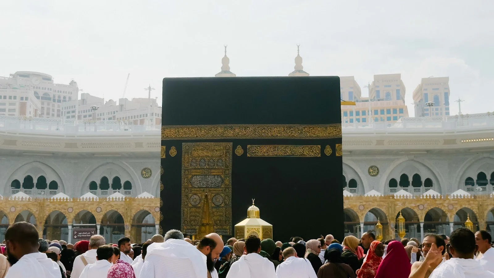 Jemaah mengelilingi Kaabah di Masjidil Haram, Mekah