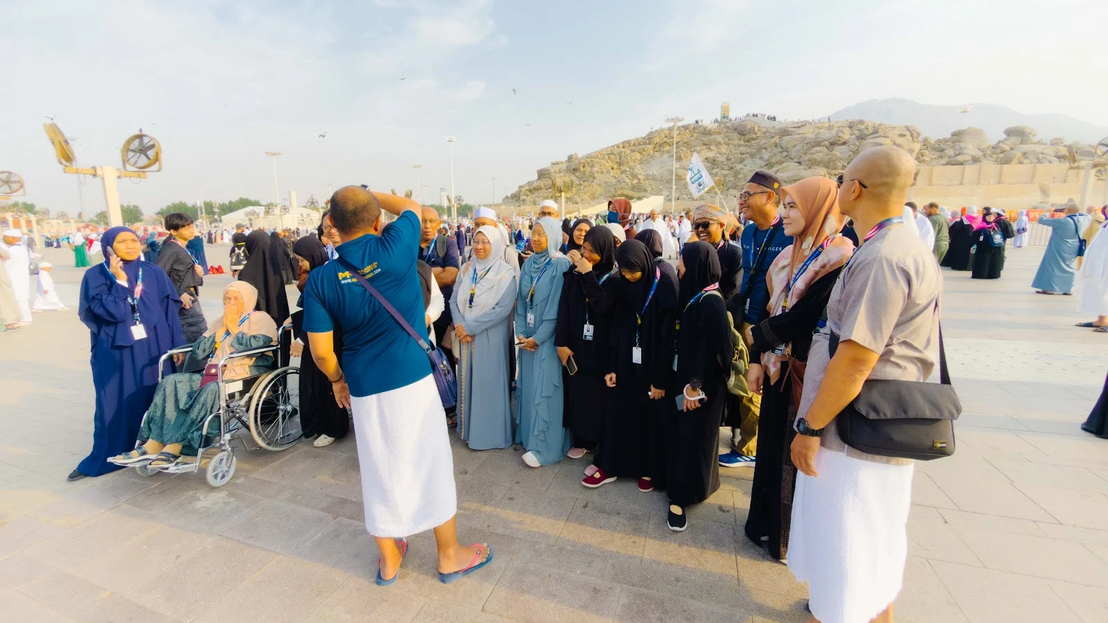 Rombongan jemaah MK Haramain bersama kru AkuIslam ketika ziarah luar Mekah di Arafah