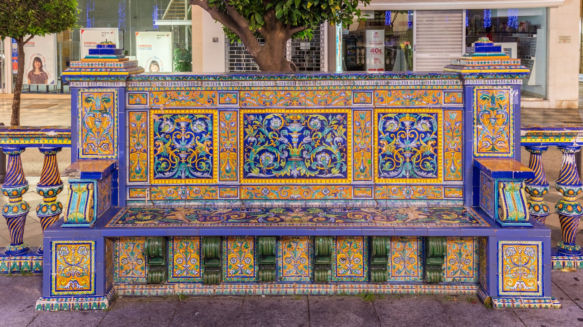 Bangku berhias jubin seramik Seville di Plaza Alta, Algeciras