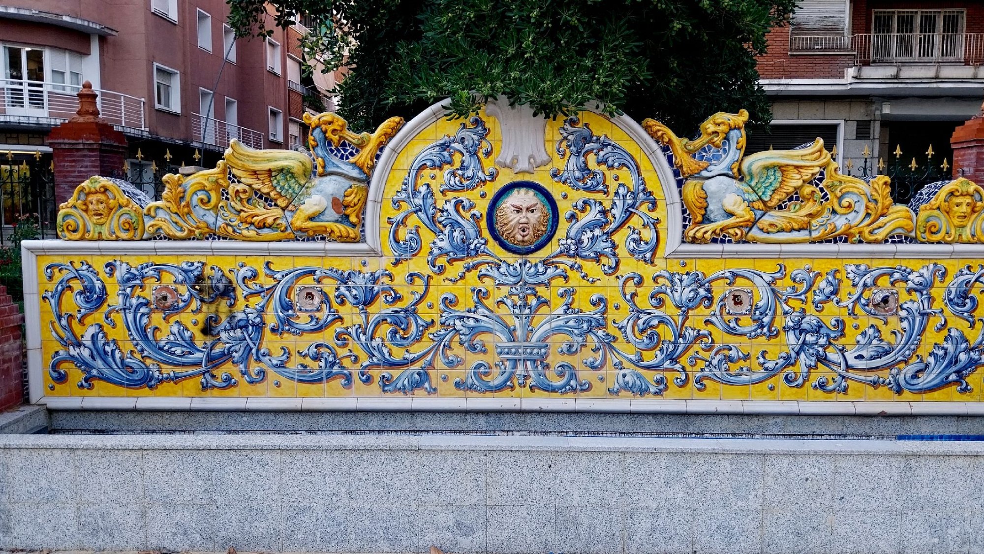 Bangku berjubin seramik di Jardines del Prado, Talavera de la Reina
