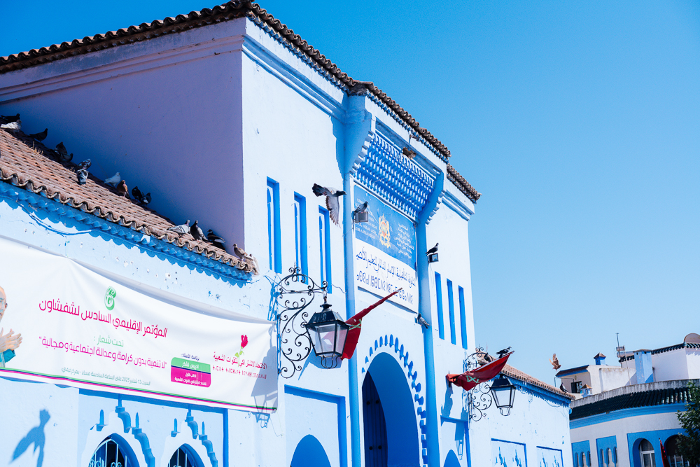 Bangunan putih berhias biru di dataran Chefchaouen