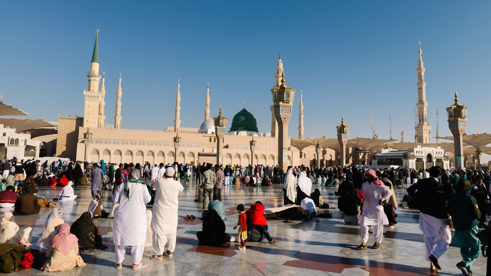 Masjid Nabawi dengan Kubah Hijau dan deretan menara dilihat dari dataran masjid, Madinah
