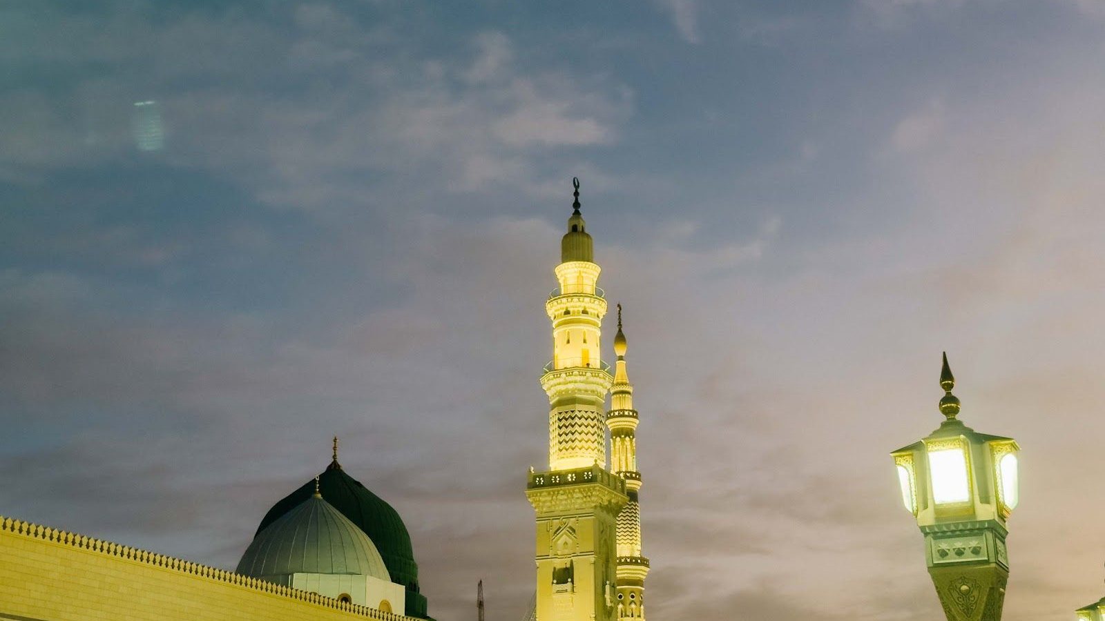 Kubah Hijau dan menara Masjid Nabawi pada waktu senja, Madinah