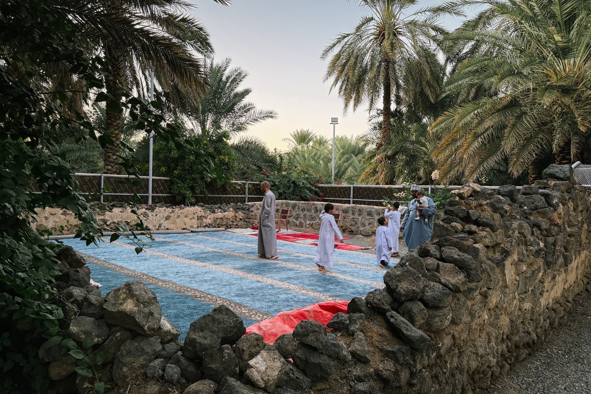 Kebun kurma dan tembok batu di tapak warisan Bir al-Hujaim, kawasan al-Usbah di selatan Madinah