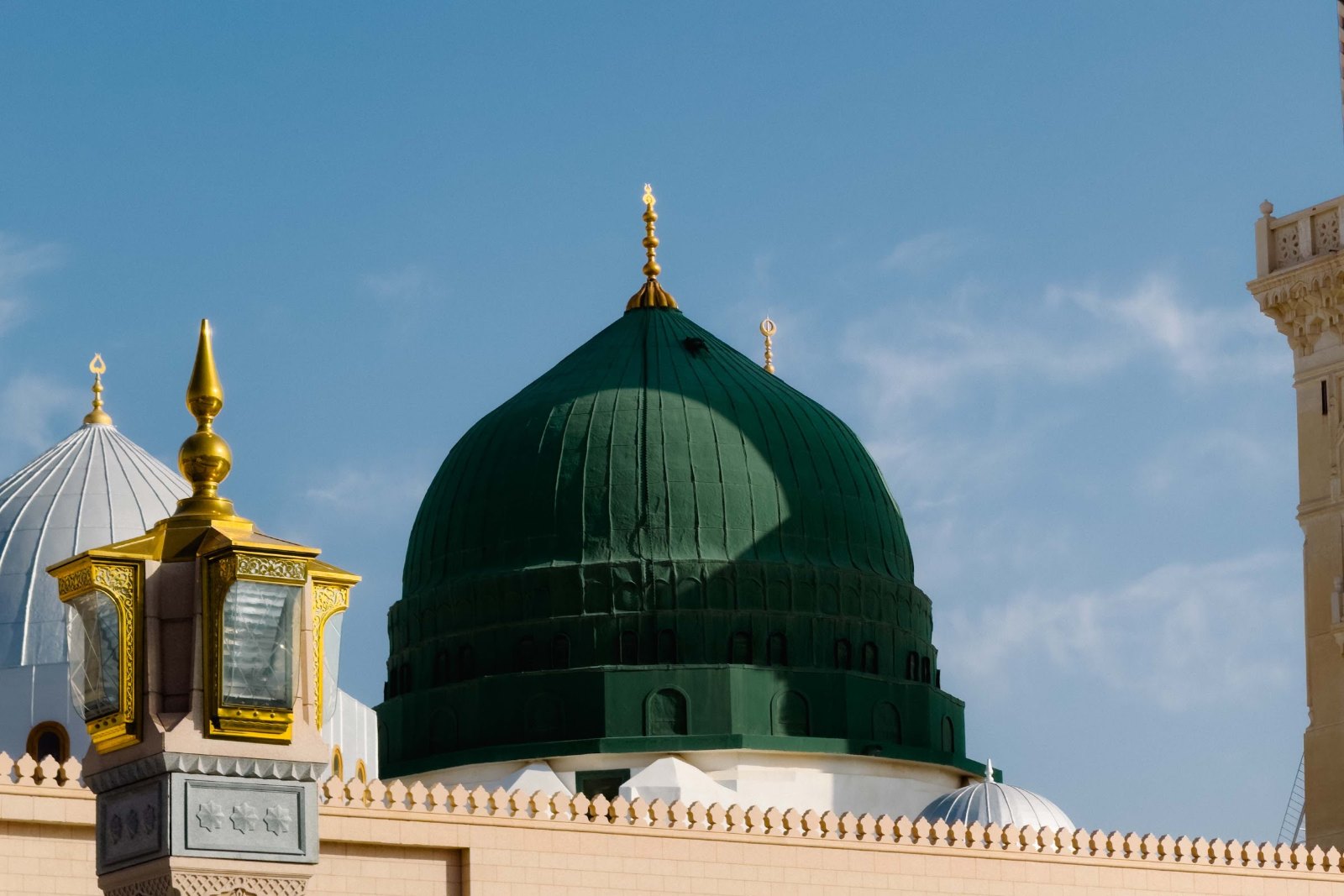 Kubah Hijau Masjid Nabawi dengan lampu tembaga di bumbung masjid