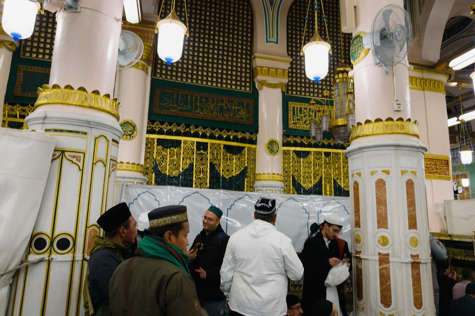 Tiang-tiang putih berhias emas di kawasan Raudhah, Masjid Nabawi