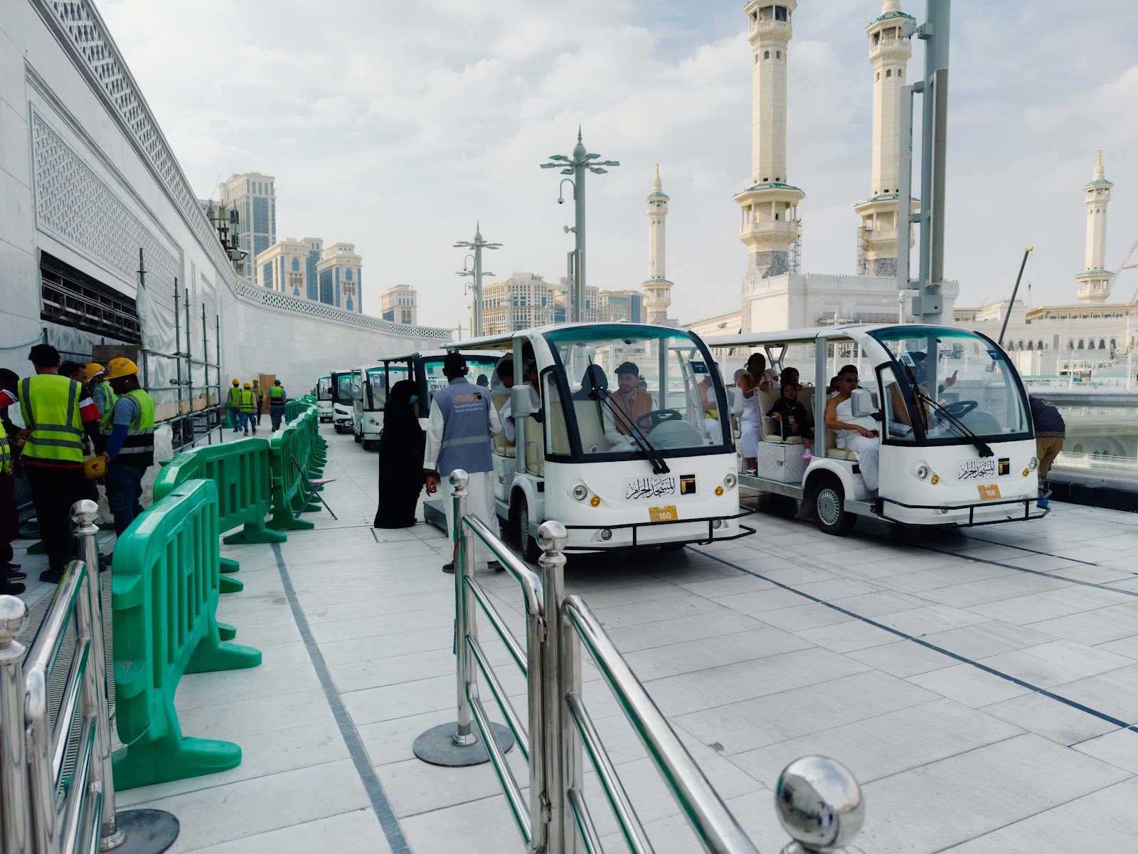 Barisan kereta golf di laluan khas Masjidil Haram