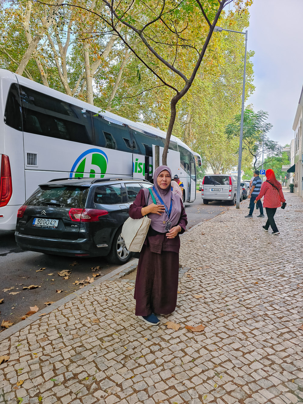Bas rombongan menunggu di luar B&B Hotel Lisboa Montijo