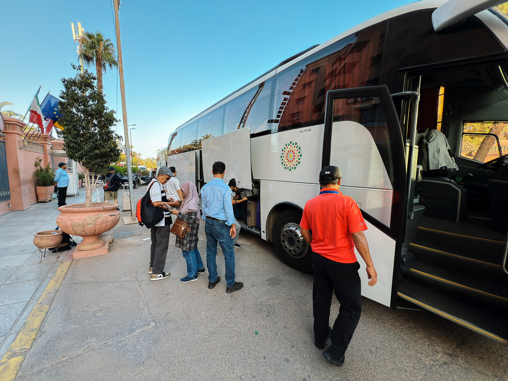 Peserta Kembara Sufi menaiki bas persendirian di Marrakech