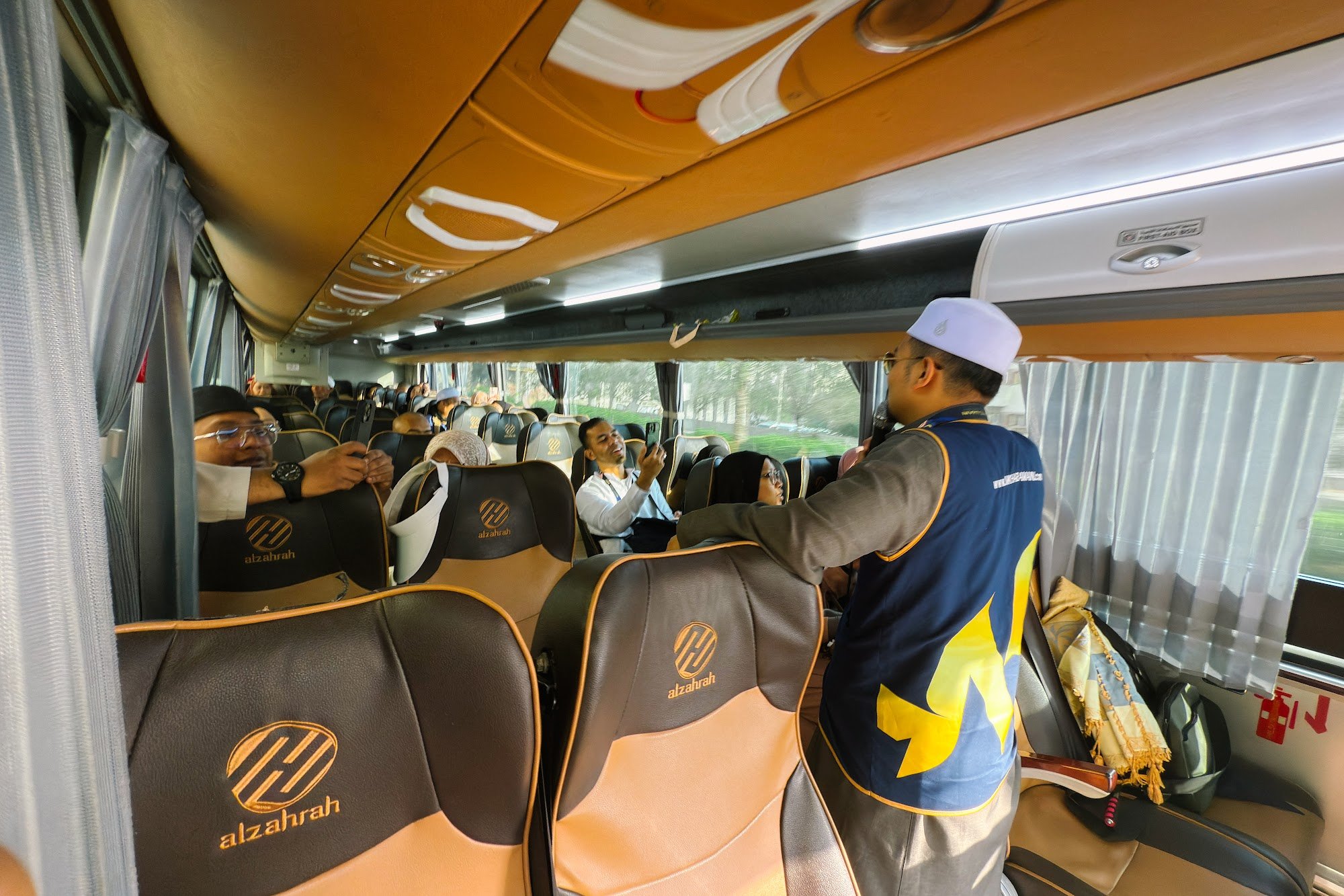 Jemaah di dalam bas rombongan ketika perjalanan ziarah umrah