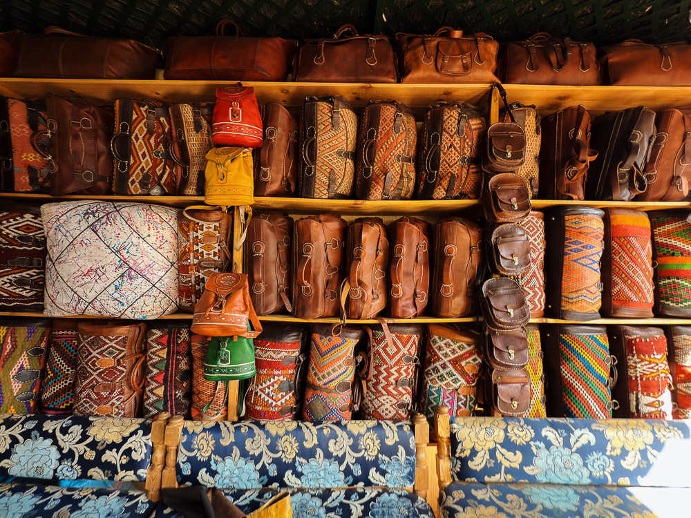 Beg kulit berwarna yang dijual di souk Fes