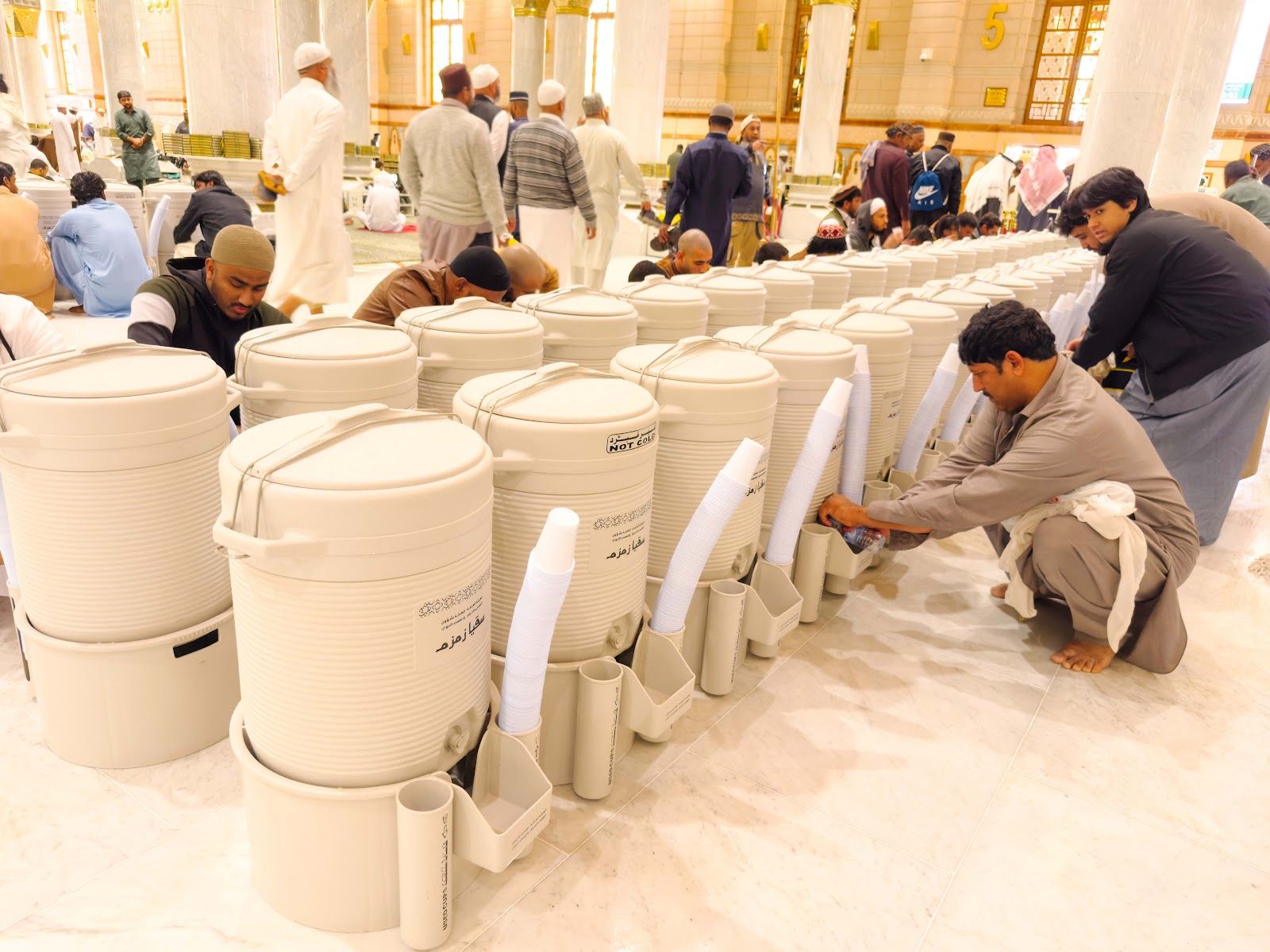 Deretan bekas air Zamzam yang disediakan untuk jemaah di dalam Masjid Nabawi