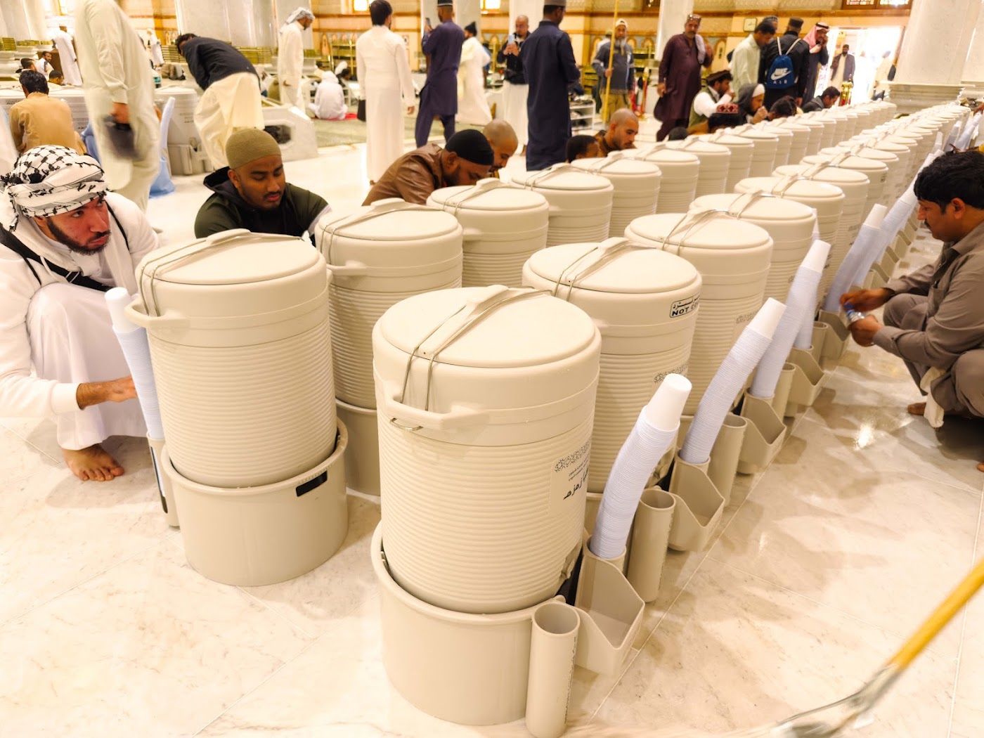 Petugas mengisi bekas air Zamzam di Masjid Nabawi