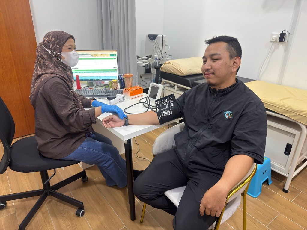 Bakal jemaah berbincang dengan doktor sebelum menunaikan umrah