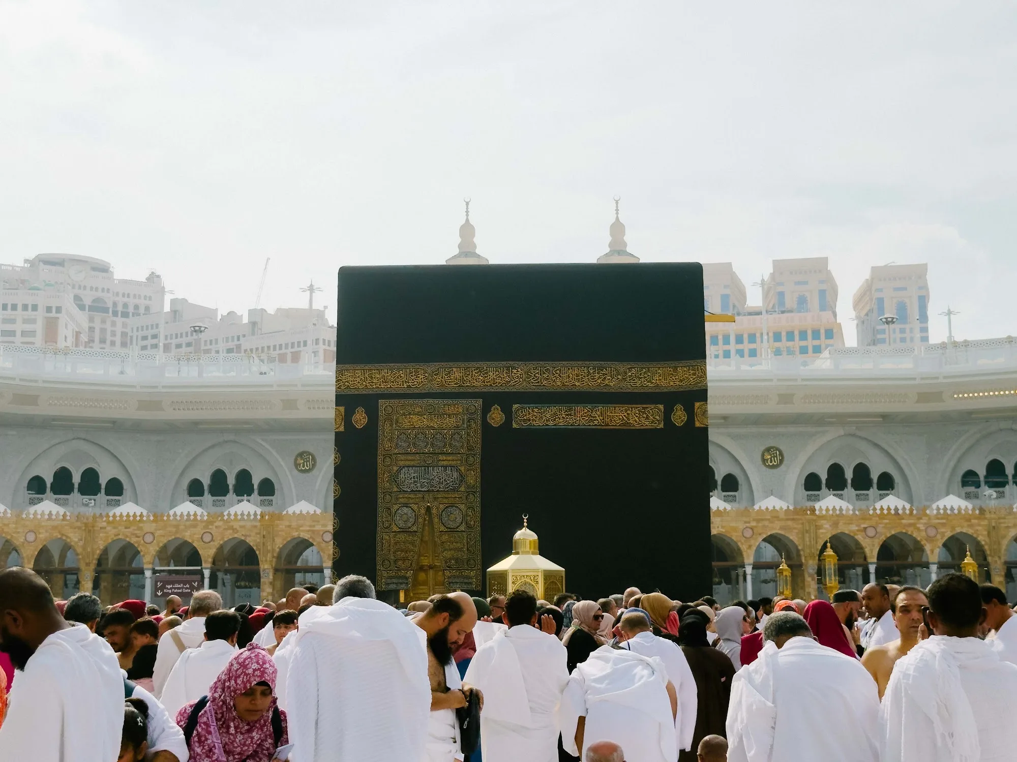 Kaabah dan Maqam Ibrahim dengan jemaah berihram di dataran tawaf Masjidil Haram