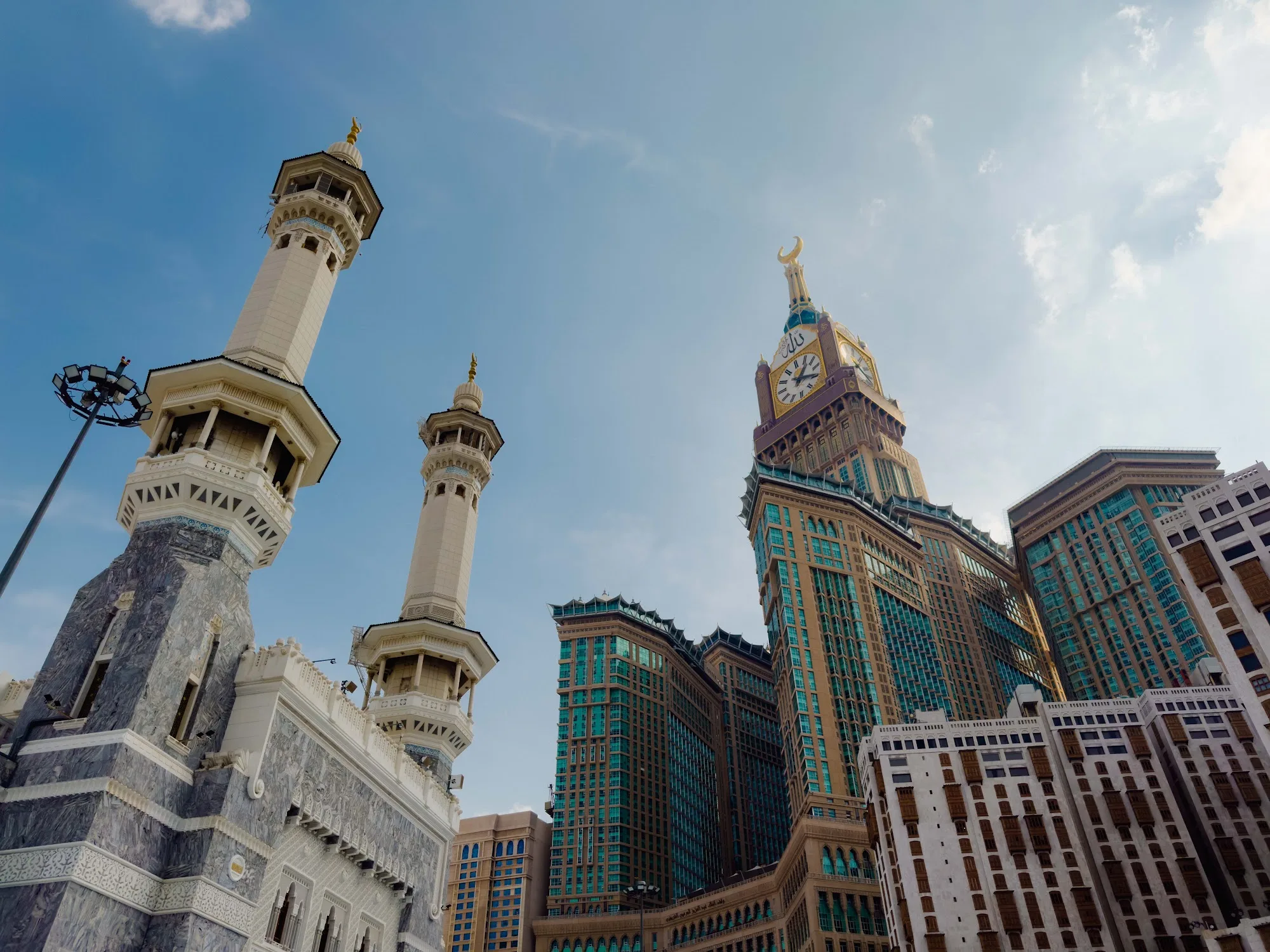 Menara Masjidil Haram dengan Menara Jam Mekah di latar belakang